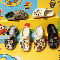 Sabots de dessin animé pour enfants, légers et respirants, pantoufles d'été avec de jolis charms, antidérapants, chaussures de plage décontractées pour garçons et filles