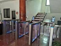 带面部识别功能的健身房门禁旋转闸机，带白标软件和考勤系统的解决方案