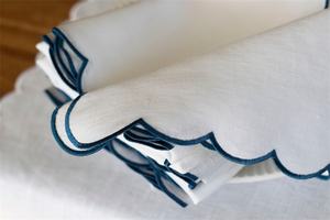 Serviettes de table de mariage en lin doré Boho de luxe personnalisables, brodées à la main, napperon de Noël, bord festonné, noir et or - Product Image 3