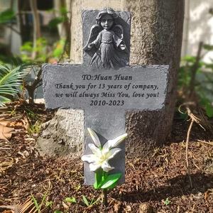 Placa Conmemorativa de Resina Personalizable con Cruz - Nombre/Fecha/Cita Grabable, Diseño de Ángel y Lirio, Ideal para Tributo en el Jardín - Product Image 4