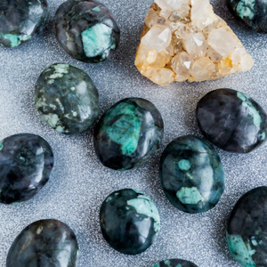 Pierres de palmier en émeraude naturelle roulée pour la guérison et l'énergie spirituelle, pour la sécurité - Product Image 5