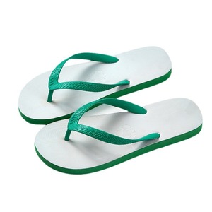 Chanclas de playa personalizadas de PVC y EVA para hombre con suela delgada antideslizante y tira superior con estampado de arena troquelado - Product Image 1