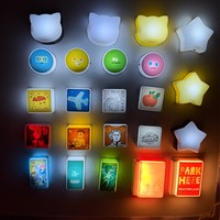 Nouveau Mini Support Lumineux LED PVC Style Chat Mignon pour Réfrigérateur, Idéal pour Concerts et Magasins Japonais FamilyMart