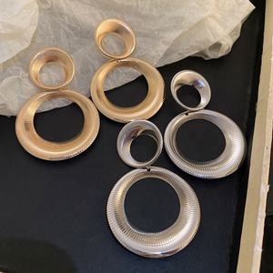 Pendientes de Aro Grandes de Metal Geométrico Chapados en Oro con Rayas Exageradas de Doble Capa Estilo Punk para Mujer - Product Image 6