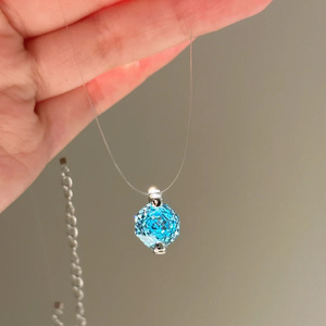 Unsichtbare transparente Angelschnur-Halskette mit roségeschliffenem blauem Zirkonia-Anhänger, schwebender Choker, versilberter Messing-Charm – Großhandel - Product Image 6