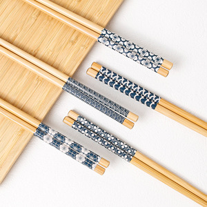Baguettes en bambou personnalisables avec logo, 24 cm, imprimées d'un motif floral bleu foncé, idéales pour servir et comme cadeau. - Product Image 3