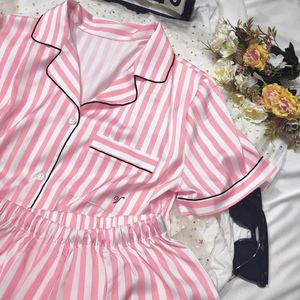 Pijamas de Satén con Rayas Rosas de Manga Corta para Mujer, Ropa de Dormir de Alta Gama, Estilo Simple de Seda Helada, Se Puede Usar en Casa - Venta al Por Mayor - Product Image 1