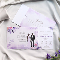 Carte d'invitation de mariage créative en papier violet avec la mariée coulissant vers le marié, design de dessin animé personnalisé pour Noël