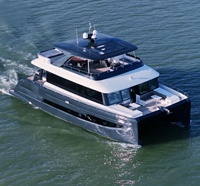 Catamaran de luxe de 62 pieds en fibre de verre avec des moteurs inboard élégants pour les croisières de loisirs, les vacances, la pêche en mer et la navigation.