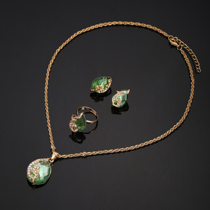 Set di Gioielli Vintage Floreali: Orologio da Polso al Quarzo Placcato Oro con Fiori, Collana, Anello e Orecchini con Strass e Cristalli - Product Image 2