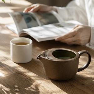 Tetera Japonesa Shizuku Pot Brown Banko Ware con Filtro de Té Integrado y Asa – Hecha en Japón - Product Image 2