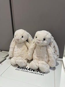 Conejito de Peluche con Pastel de Cumpleaños, Peluche Suave para Niños, Incluye Bolsa Protectora y Regalo Boutique - Product Image 3
