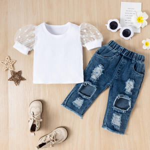 Conjunto de Ropa de 2 Piezas para Niñas: Camiseta con Mangas Abullonadas y Jeans Rotos, de una Boutique de Ropa Infantil al por Mayor - Product Image 3