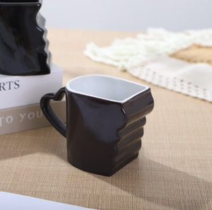 Ensemble de tasses en céramique irrégulières noires et blanches émaillées, motif cœur entrelacé pour couple, personnalisables avec logo et photo, idéal pour la Saint-Valentin et les boutiques. - Product Image 5