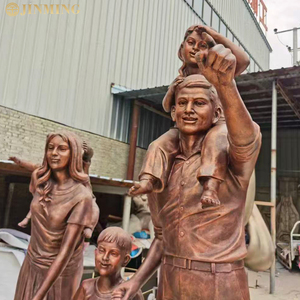 Una familia de tres esculturas de plástico reforzado con fibra de vidrio (FRP) con un tema para padres e hijos, con una madre y un hijo - Product Image 4