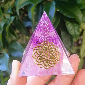 Pyramide en résine époxy avec cristaux de sable, 5 cm, ornement de bureau, décoration d'aquarium, cadeau pour la décoration de la maison - Product Image 3