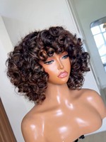 Vente en gros perruques bouclées rebondissantes brunes pour les femmes noires perruques courtes à vagues lâches 250% de densité sans dentelle avec franges