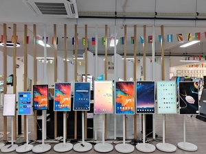 Veto 21.5 24 27 32 Inch FHD Android Cảm Ứng Tương Tác LCD Hiển Thị Với 5H Để 9H Tuổi thọ Pin Đứng Không Dây Thông Minh Di Động TV - Product Image 5