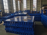 Plateforme élévatrice compacte en acier pour quai de chargement, idéale pour le chargement de palettes en usine.