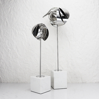 Sculpture d'oiseau abstraite moderne en métal, design Art Déco, finition argentée, figurine de luxe sur base en marbre blanc, en stock, décoration d'intérieur