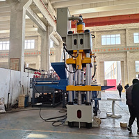 Presse hydraulique à quatre colonnes pour blocs de sel minéral pour animaux, capacité 500 tonnes, avec moteur, pompe, et système PLC intégré