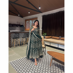 Hermoso vestido de fiesta de noche Anarkali con elegante Pent Dupatta elegante para ocasiones especiales - Product Image 1