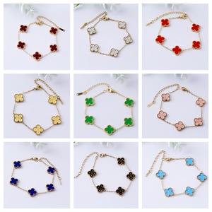 Bracelet en acier inoxydable avec fleur trèfle porte-bonheur en nacre pour femme, bijoux de mode minimalistes de luxe, vente en gros - Product Image 3