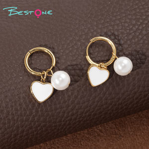 Mini bonitos pendientes de oro de 18 quilates de acero inoxidable a la moda, abalorios de perlas de corazón blanco, pendientes Huggie para niñas listos para enviar - Product Image 4
