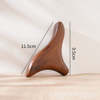 Planche de Guasha en bois de santal naturel personnalisable en gros pour massage corporel, outil triangulaire pour points d'acupuncture et méridiens, grattoir en bois
