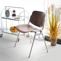 Chaise de salle à manger de style vintage empilable en acier inoxydable avec pieds en bois massif