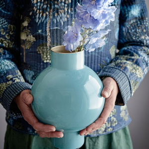 Vase de table en céramique turquoise moderne avec fleurs bleues, pièce d'art décorative pour la salle à manger - Product Image 1