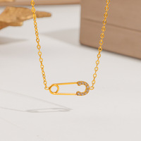 Collier pendentif classique en acier inoxydable plaqué or avec diamants pour fille, à porter au quotidien