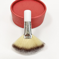 Witte superzachte gezichtsreinigingsborstel met dik, pluizig, veganistisch haar, handvat voor concealer en lippenbalsem.