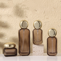 Ensemble de flacons de soin en verre ambré transparent avec pompe et pots à couvercle en aluminium doré, disponibles en 30ml, 50ml, 100ml, 120ml, 30g, 50g, pour crème