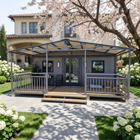 Maison préfabriquée moderne en conteneur, maison modulaire, structure en acier, porte en verre, terrasse en bois pour jardin, cour arrière, séjour