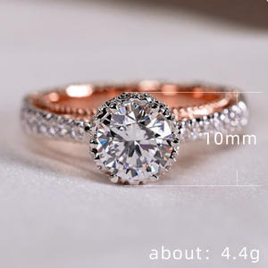 Anello F485 in Oro Bianco con Diamante Taglio Brillante Rotondo e Smeraldo Laterale, Gioiello da Donna per Fidanzamento - Product Image 5