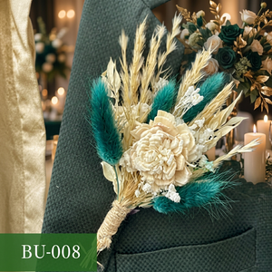 Arreglo floral de pampas preservadas para solapa, en blanco, dorado y verde, para boda - Product Image 2