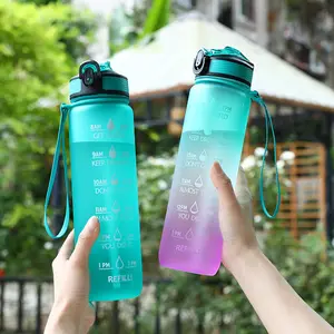 आउटडोर फिटनेस के लिए बाउंस ढक्कन वाली टाइम स्केल फ्रॉस्टेड लीकप्रूफ प्लास्टिक BPA मुक्त पानी की बोतल के साथ 1000 मिलीलीटर बड़ी स्पोर्ट्स पानी की बोतल