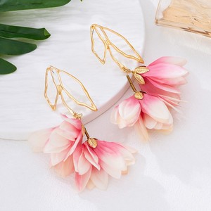 Boucles d'oreilles tendance transfrontalières à pampilles personnalisées en forme de fleur et de feuille, idéales pour les femmes au quotidien, pour les fêtes et les occasions spéciales. - Product Image 4