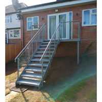 Escalier extérieur droit en métal pour usage professionnel avec garde-corps en verre et poteaux