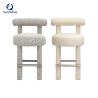 Tabourets de bar hauts en tissu confortable avec pieds en métal doré personnalisés blancs avec repose-pieds pour café salle à manger restaurant hôtel