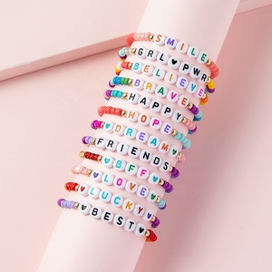 Ensemble de Bracelets Personnalisés Faits Main à Perles Lettre et Breloques d'Amitié pour Femme, Élastiques et Ajustables - Product Image 2