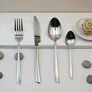 Set di Posate in Acciaio Inossidabile Antibatterico di Alta Qualità, Coltello, Forchetta e Cucchiaio, Resistenti alla Ruggine e alla Deformazione, per Uso in Ristoranti - Product Image 4