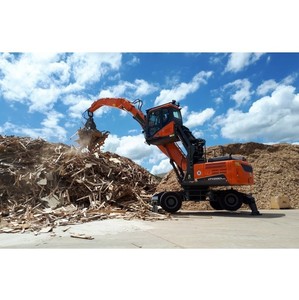 Nouvelle pelle hydraulique sur roues DX210WMH-5 de 25,9 tonnes et 9,5 m pour la manutention de matériaux en entrepôt forestier et le chargement de bois - Product Image 1