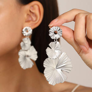 Pendientes Largos de Lujo con Flores Chapados en Oro de 18K al por Mayor para Mujer, con Borla Moderna y Perla, Diseño Geométrico - Product Image 3