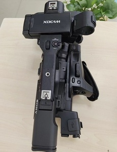 Cámara profesional PXW-Z190 4K portátil con zoom óptico de 25x y lente equivalente a 35 mm, ideal para deportes en vivo. - Product Image 1