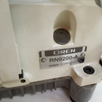 Machine à coudre industrielle à grande vitesse à trois aiguilles et cinq fils avec moteur, vendue en ensemble avec table et support RN9200-A