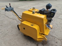 Mini-compacteur vibrant de 800 kg et 6 kW, machine de compactage hydraulique à conducteur marchant pour la compactation de petites chaussées et les espaces étroits