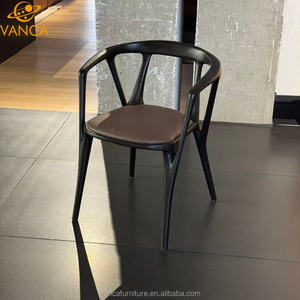 Sedia da Pranzo Nordica in Legno Massello con Braccioli e Cuscino Imbottito in Vera Pelle, Finitura in Lacca Nera - Product Image 1