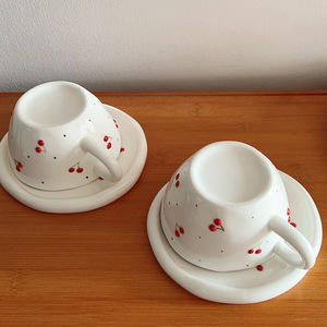 Tasse à café et soucoupe en céramique au design mignon, motif floral peint à la main, tasse à café et soucoupe en céramique cerise - Product Image 4